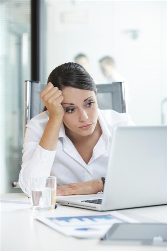 συμπτώματα ανεπάρκειας μαγνησίου γυναίκα στο χώρο εργασίας κουρασμένη