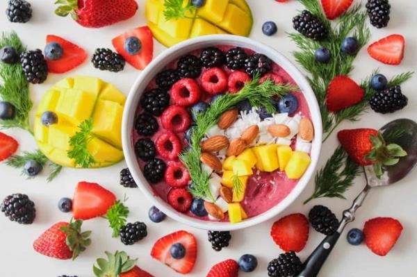 τροφές που περιέχουν μαγνήσιο υγιεινά φρούτα για πρωινό και γιαούρτι