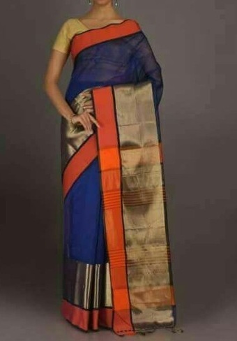 Mėlyna „Maheshwari Cotton Saree“ su oranžine siena