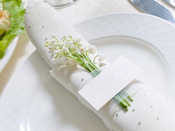 χαρτοπετσέτες από λευκό ύφασμα διακοσμητικό τραπέζι για γάμο