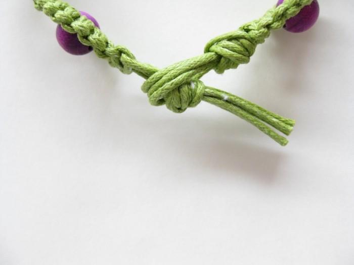 Τα βραχιόλια φιλίας Macrame δένουν πράσινο-μοβ