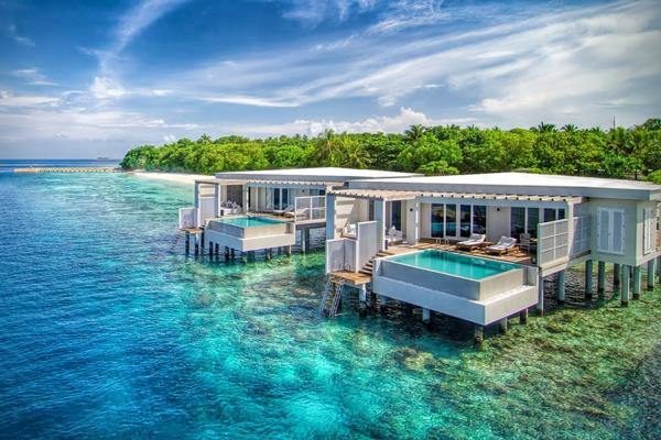 Μαλδίβες διακοπές γαλάζιο νερό ουρανό ξενοδοχειακό συγκρότημα