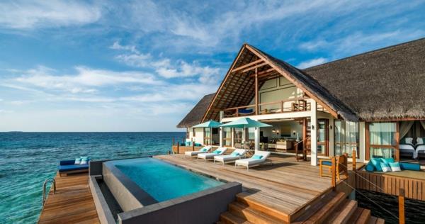 Μαλδίβες, ξύλινη στέγη με αχυρένια πισίνα διακοπών