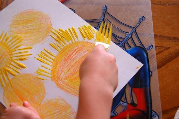 ζωγραφική με νήπια πιρούνι χρώμα tinkering ιδέα ήλιος