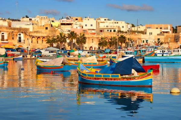 Μάλτα διακοπές Marsaxlokk ψαροχώρι ιστορία ιστορία θαλάσσια σκάφη παλιά κτίρια φοίνικες