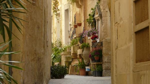 αυλές σε στενούς δρόμους με έκπτωση στις διακοπές της Μάλτας