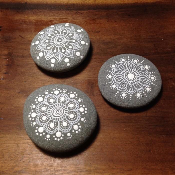 οι πέτρες με μοτίβα μάναλα απλά ζωγραφίζουν ασπρόμαυρο