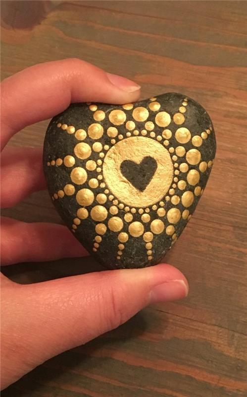 μανάλα μοτίβο ζωγραφικής πέτρες με χρυσή καρδιά