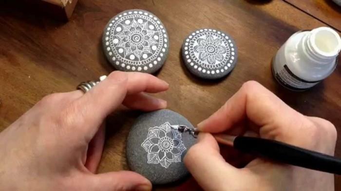 μοτίβο manala για να βάψετε πέτρες