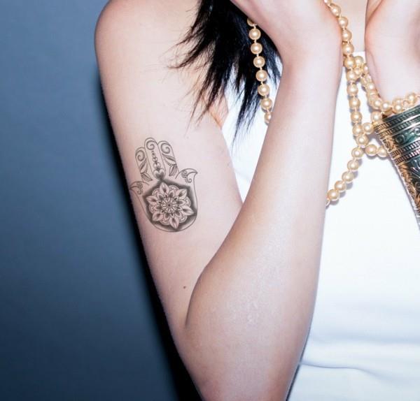 mandala hamsa τατουάζ άνω βραχίονα