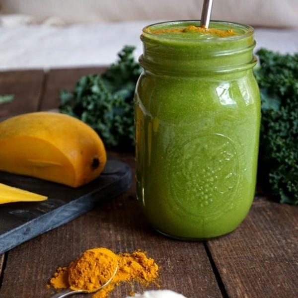 Smoothie με λάχανο μανγκό με κουρκουμά