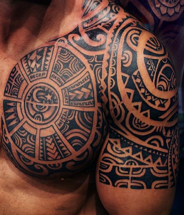 τατουάζ μοτίβα τατουάζ στο πάνω μέρος του βραχίονα και στο στήθος