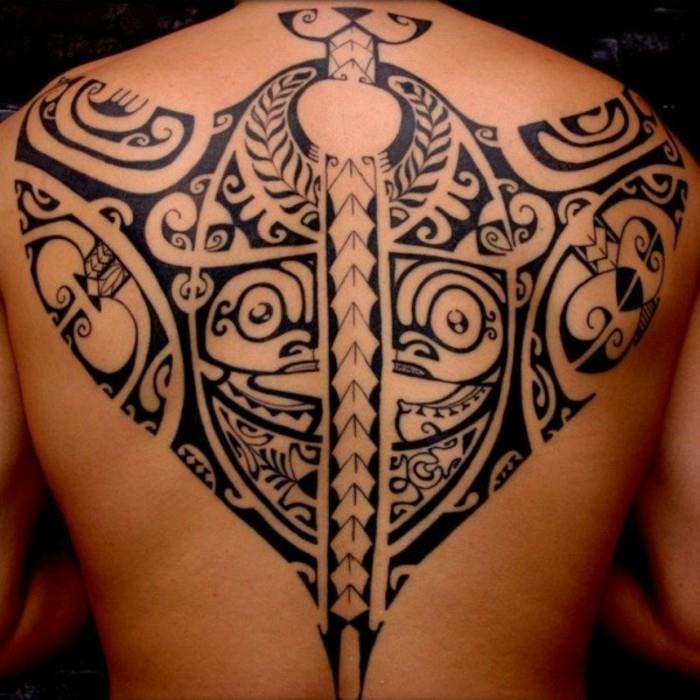 Μαορί μοτίβα πίσω άνδρες τατουάζ