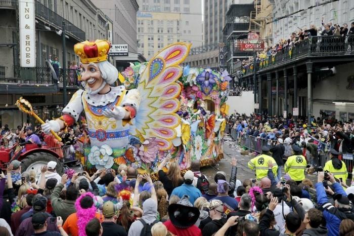Σκηνές δρόμου από το Mardi Gras στη Νέα Ορλεάνη