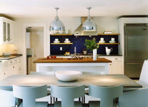 Θαλάσσια επίπλωση του πίσω τοίχου της κουζίνας με μοβ πλακάκια και ράφια