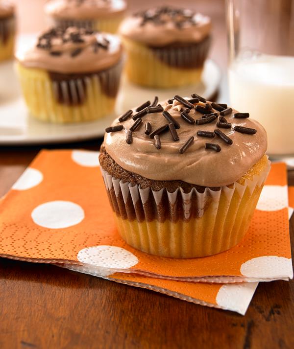 μαρμάρινα muffins με κρέμα σοκολάτας και πασπαλίζουμε σοκολάτα