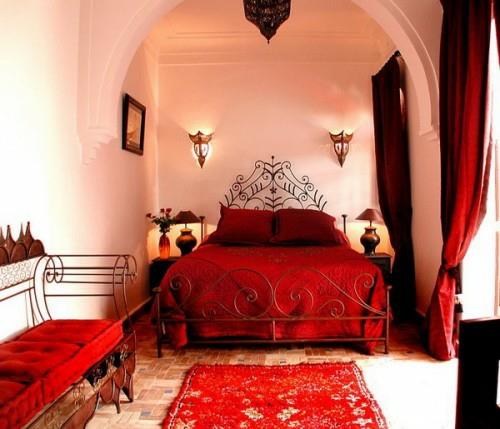 μαροκινή ιδέα σχεδιασμού κρεβατοκάμαρας κόκκινο χρώμα
