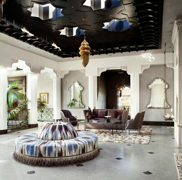 Morεύτικη οροφή μαροκινού σπιτιού με ανοίγματα αστεριών