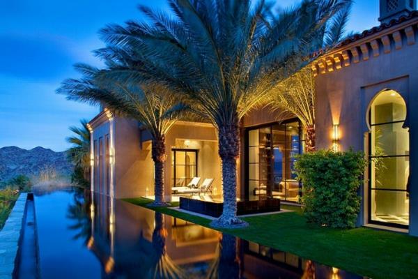 μαροκινό σπίτι πισίνα υπερχείλισης και φοίνικες