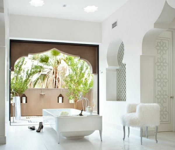 μαροκινό σπίτι απρόσκοπτη μετάβαση μεταξύ μπάνιου και βεράντας