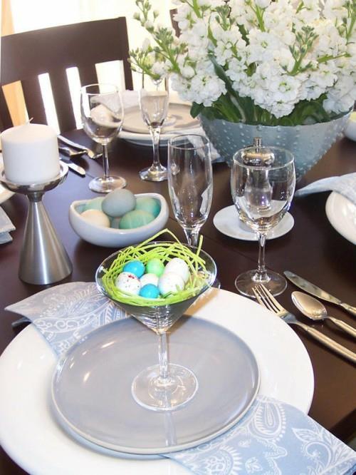 ποτήρι μαρτίνι γεμάτο αυγά ορτυκιού φωλιά διακόσμηση τραπεζιού Πάσχα