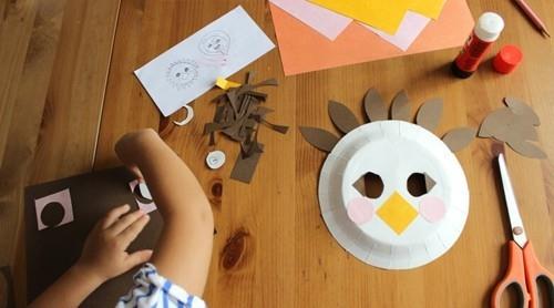 Φτιάξτε μια μάσκα από χάρτινο πιάτο με παιδιά