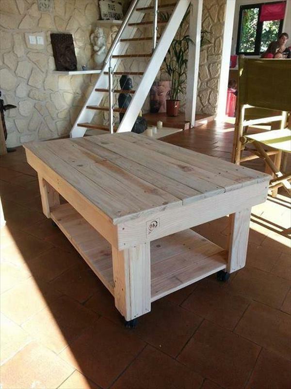 μεγάλο ξύλινο τραπέζι από ξύλο παλέτας επίπλων