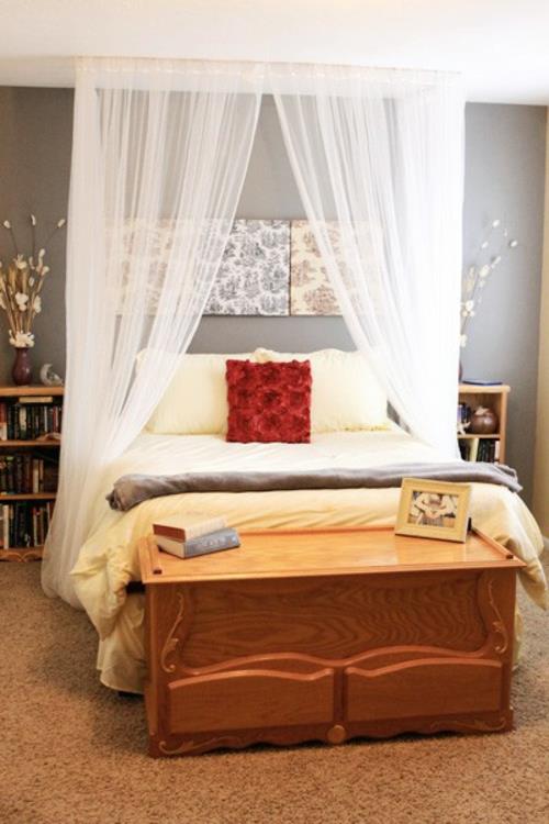 τεράστιο ξύλινο μπουφέ με διακοσμητικά, πλούσια ιδέα, σχεδιασμό κρεβατιού με ουρανό λευκό