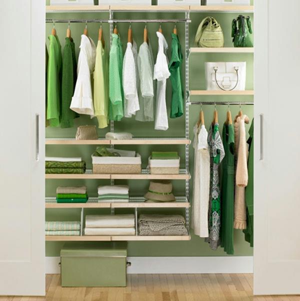 φρέσκια πράσινη ανοιξιάτικη μαζική ντουλάπα στο υπνοδωμάτιο