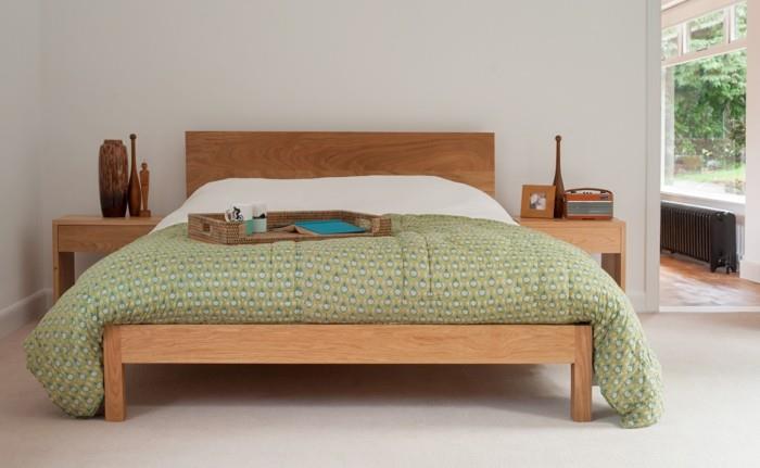 μασίφ ξύλινο κρεβάτι μοντέρνος χώρος ύπνου φωτεινοί τοίχοι διακοσμητικές ιδέες