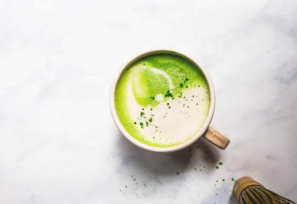 matcha latte με γάλα αρακά