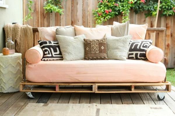 φτιάξτε τα δικά σας έπιπλα από ξύλινες παλέτες καναπέ ροζ μαξιλάρια