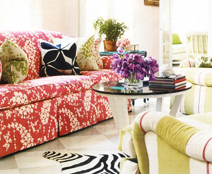 έπιπλα πολύχρωμο λουλουδάτο μοτίβο ζωντανές ιδέες σαλόνι χρωματιστό καναπέ
