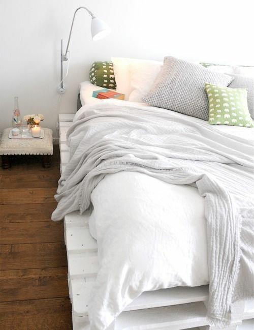 έπιπλα ξύλινες παλέτες κεφαλάρι κρεβάτι λευκό κρεβάτι