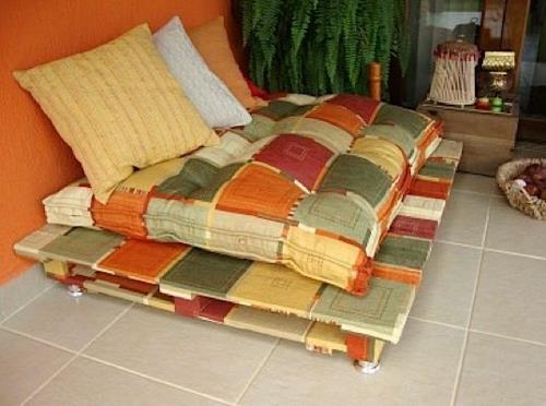 έπιπλα ξύλινες παλέτες μαξιλάρια καθισμάτων μαξιλάρια ύφασμα καλυμμένο πολύχρωμο