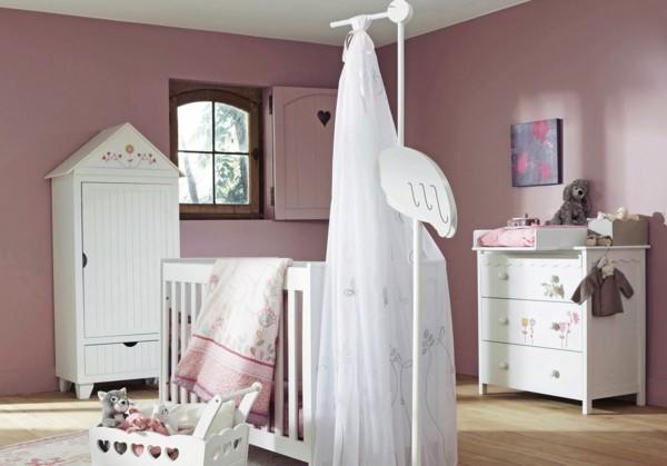 κοριτσάκι παιδικό δωμάτιο χρωματισμένο τοίχους ροζ απόχρωση ξύλινο πάτωμα λευκά έπιπλα