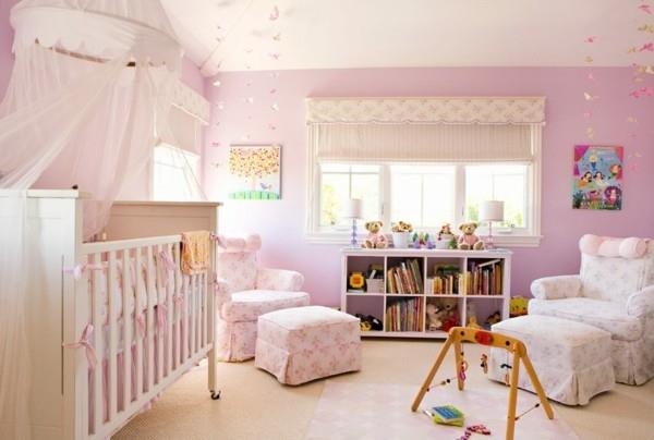 κοριτσάκι παιδικό δωμάτιο ροζ τοίχοι πολυθρόνα δάπεδο χαλί