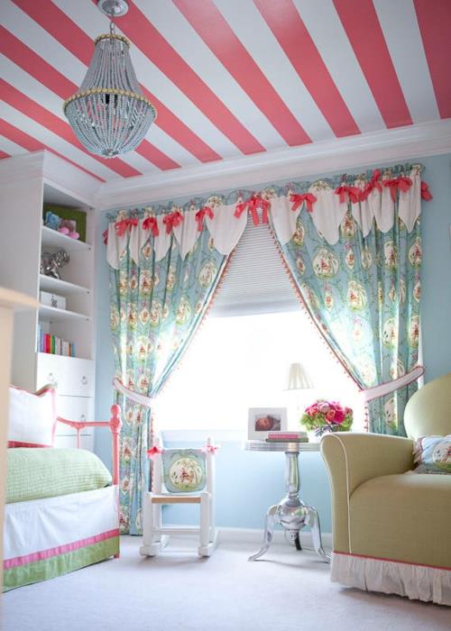 Υπνοδωμάτιο κοριτσιών σε shabby chic στιλ ροζ έμφασης ρίγες οροφής