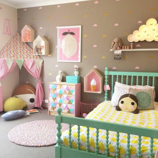 σχεδιασμός δωματίων κοριτσιών διακοσμούν τοίχους με πράσινο κρεβάτι