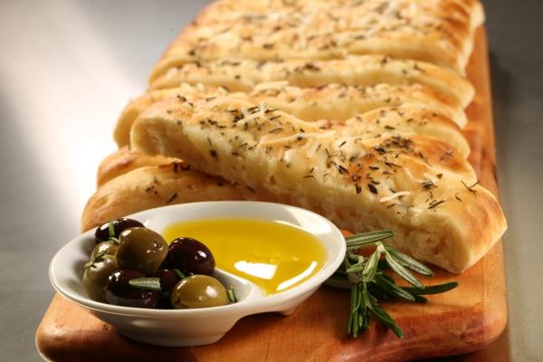 μεσογειακή διατροφή focaccia ελιές δεντρολίβανου
