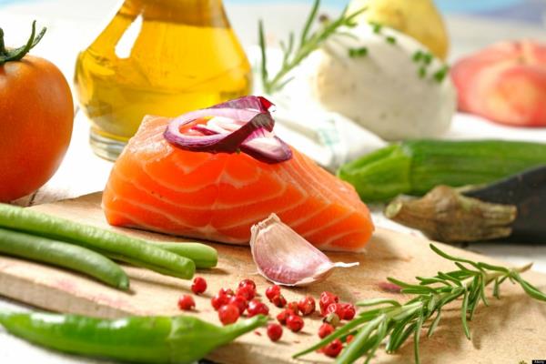μεσογειακή διατροφή σολομός σκόρδο δεντρολίβανο