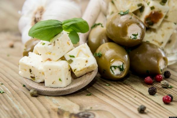 μεσογειακή διατροφή ελιές φέτα βασιλικό μπαχαρικά