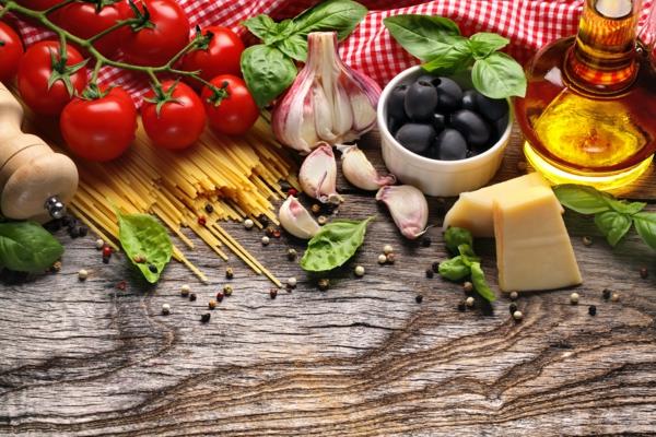 μεσογειακή διατροφή μακαρόνια μαύρο τυρί σκόρδο σκόρδο