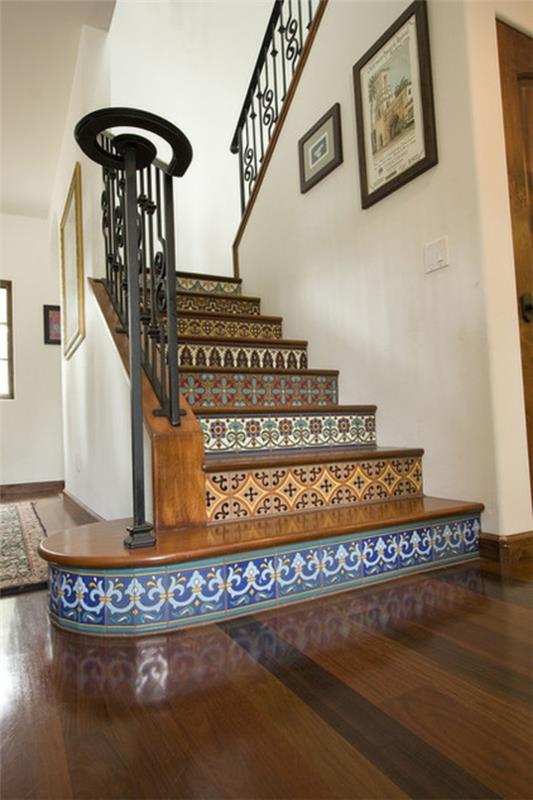 Μεσογειακή κομψότητα στη σκάλα του σπιτιού με όμορφα διακοσμητικά πλακάκια