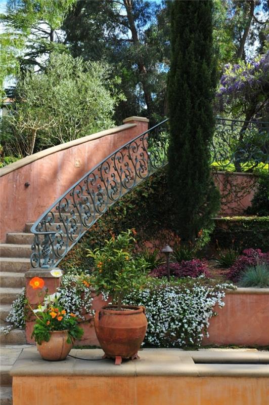 σχεδιασμός μεσογειακού κήπου όμορφα σκαλοπάτια κήπου και διακοσμήσεις λουλουδιών