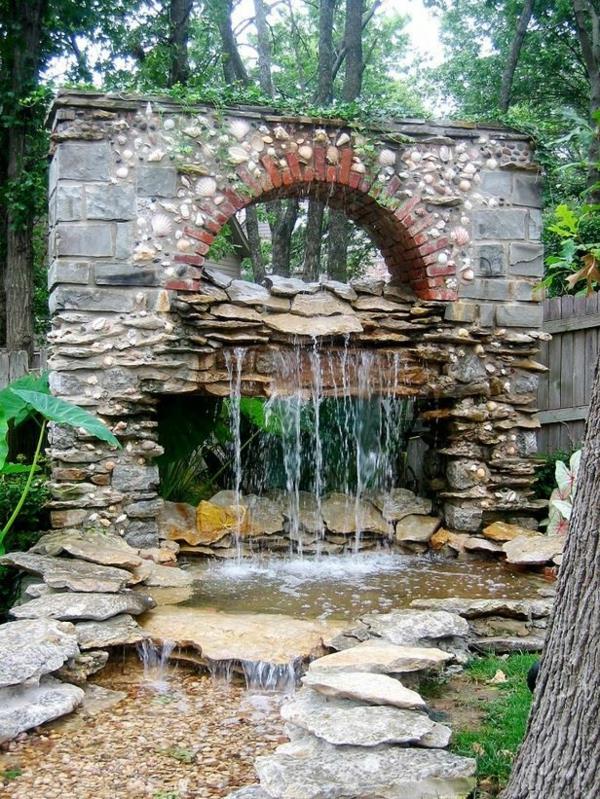 όμορφος τοίχος από πέτρες καταρράκτη κήπου