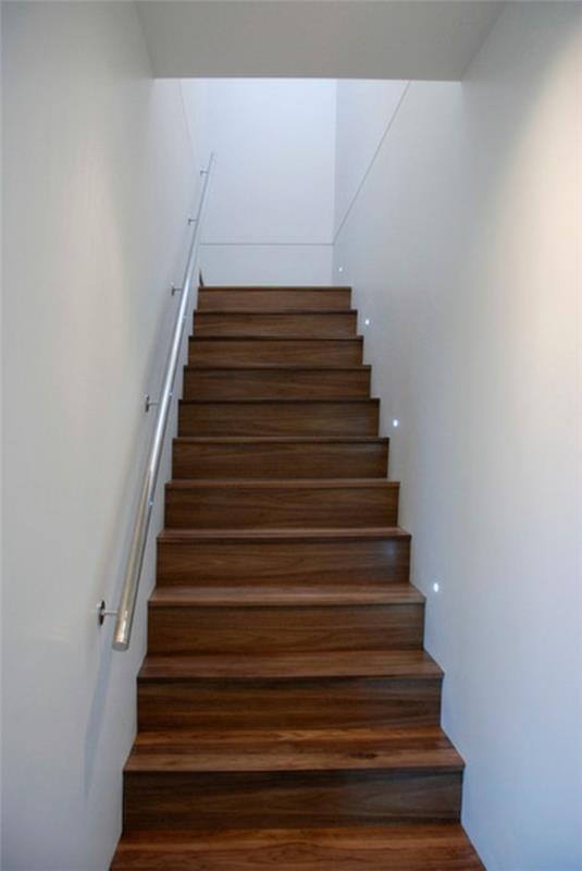 το έξυπνο σπίτι μου πολύ απλές και στενές σκάλες από ξύλο