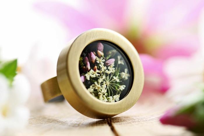 ορειχάλκινο δαχτυλίδι γύρω από herbarized λουλούδια ξωτικά κοσμήματα