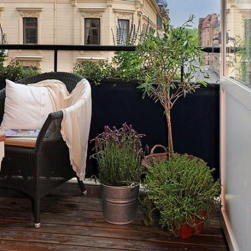 μια άνετη ιδέα μπαλκονιού πολυθρόνα μαξιλάρια άνετη ανάγνωση γωνιά καθαρού αέρα μπαλκόνι