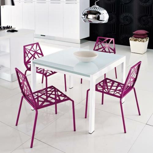 μεταλλικές καρέκλες βιολετί λευκό λαμπερό τραπέζι κρεμαστό φωτιστικό ασημί